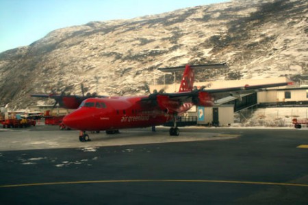 il DH7 della compagnia Air Greenland sulla pista pronto per il decollo